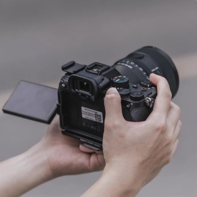 Falcam F22&F38 Quick Release L Bracket for Sony A7M4_A7S3 (4) Falcam f22&f38 quick release l bracket for sony a7m4 a7s3 (4)