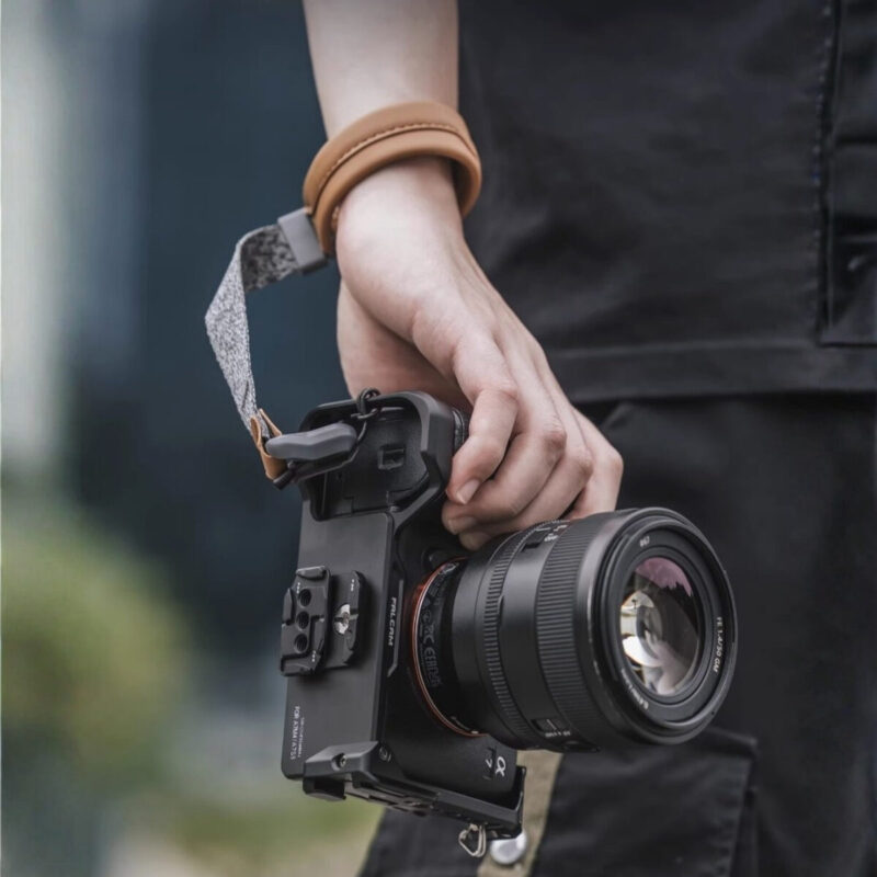 Falcam F22&F38 Quick Release L Bracket for Sony A7M4_A7S3 (5) Falcam f22&f38 quick release l bracket for sony a7m4 a7s3 (5)